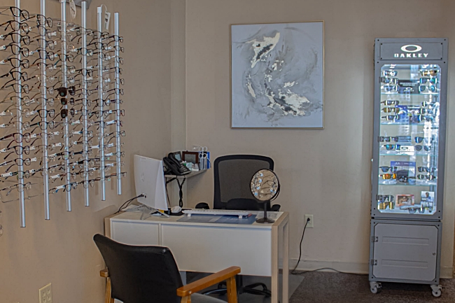 Photo of the optical desk.